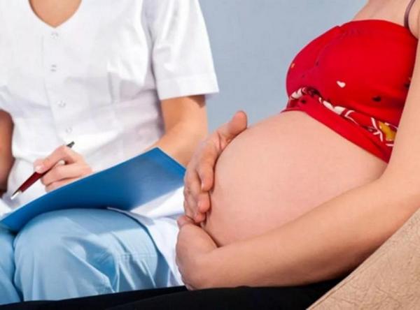 врач лечит геморрой при беременности