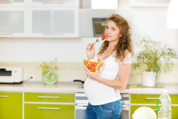 для профилактики варикоза в паху при беременности нужно есть свежие овощи и фрукты