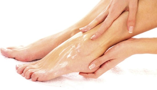 нанесение крема нормавен на ноги